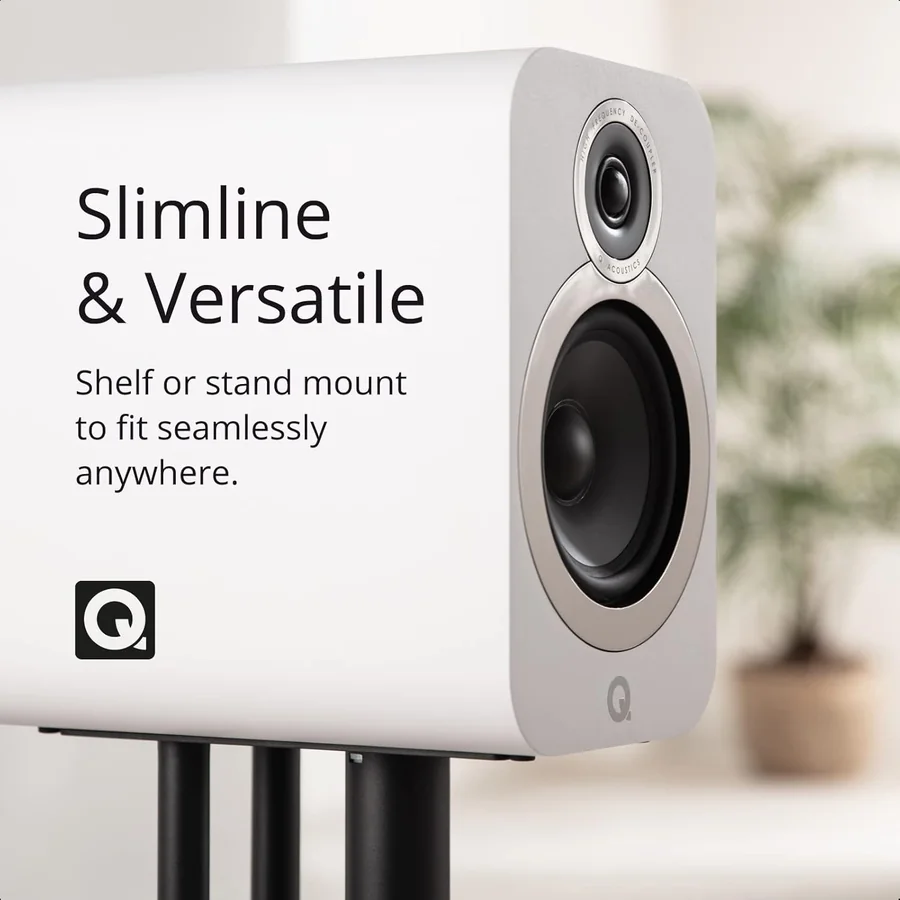 Q Acoustics 3030i en finition blanc arctique sur pieds dédiés dans un salon lumineux