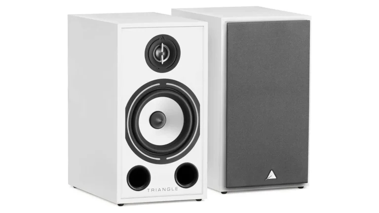 Paire d'enceintes passives Triangle Borea BR03 blanches, une grille retirée montrant le tweeter EFS et le médium-grave en cellulose